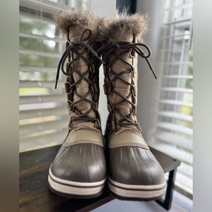 NWOT Sorel Tofino II Boots with Fur Trim